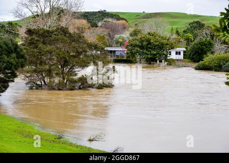 Auckland. August 2021. Das Foto vom 31. August 2021 zeigt ein wasserdichtes Gebiet im Westen von Auckland in Neuseeland. Menschen von mindestens 60 Häusern im Westen Neuseelands in Auckland wurden über Nacht evakuiert, weil es eine durch Regen ausgelöste Überschwemmung gab, die während der COVID-19-Sperre durchgeführt wurde. Kredit: Li Qiaoqiao/Xinhua/Alamy Live Nachrichten Stockfoto