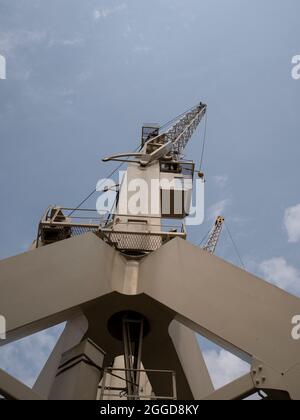 Hafenkran oder Kippkran am Kai von Antwerpen in Belgien an der Schelde Stockfoto