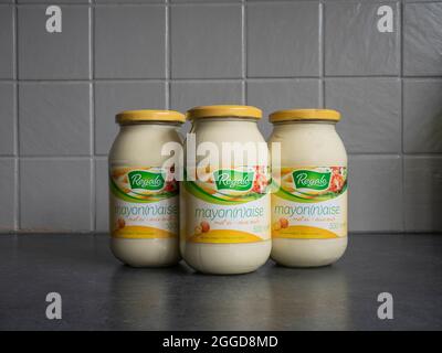 Sint Gillis Waas, Belgien, 30. August 2021, drei Gläser Mayonnaise mit Ei von 500 Gramm der Marke Regola Stockfoto