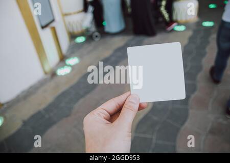 Leeres White Paper Card Ticket in der Hand Stockfoto