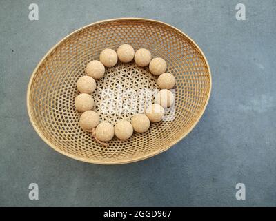 Kleine puteneier auf einem Holzkorb Stockfoto