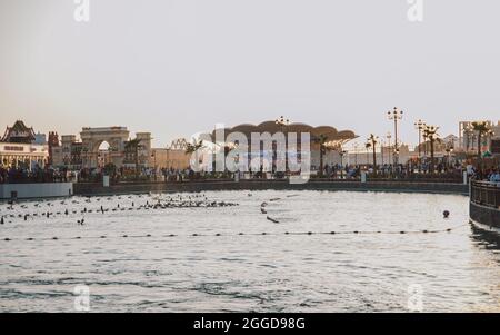 Global Village Park in den Vereinigten Arabischen Emiraten mit Wasserkanal Stockfoto