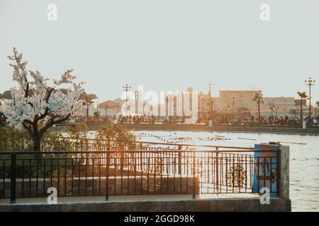 Global Village Park in den Vereinigten Arabischen Emiraten mit Wasserkanal Stockfoto