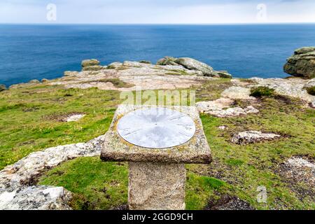 Orientierungspunkt bei der National Coastwatch Institution, Gwennap Head, Penwith Penwith Peninsula, Cornwall, Großbritannien Stockfoto