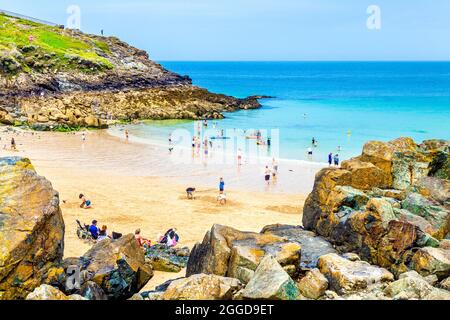 Blick auf Porthgwidden Beach an einem heißen Sommertag in St. Ives, Cornwall, Großbritannien Stockfoto