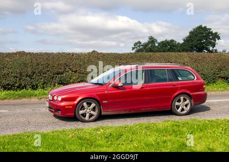 2009 Red Jaguar X-Type SE 6 Speed sequenzielle 2198cc Diesel Kombi auf dem Weg zur Capesthorne Hall classic August Car Show, Ceshire, UK Stockfoto