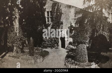 Ein gedrucktes Foto aus dem Jahr 1939 vom Geburtsort (1412) der französischen Heldin Jeanne d'Arc in Domremy, das laut der Bildunterschrift während des Ersten Weltkriegs zerstört (möglicherweise wieder aufgebaut?) wurde. Sie wurde im Volksmund als „die Magd von Orléans“ („La Pucelle d'Orléans“) oder „die Magd von Lothringen“ („La Pucelle de Lorraine“) bezeichnet. Stockfoto