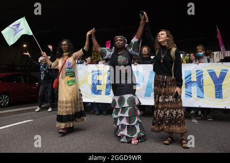 London, Großbritannien. 30. August 2021. Umweltaktivisten von Extinction Rebellion nehmen an einem „Impossible Tea Party“-marsch durch die City of London Teil. Extinction Rebellion lenkte die Aufmerksamkeit auf Finanzinstitute, die Projekte für fossile Brennstoffe finanzieren, und forderte die britische Regierung auf, alle neuen Investitionen in fossile Brennstoffe mit sofortiger Wirkung am achten Tag ihrer Impossible Rebellion-Proteste in London einzustellen. Kredit: Mark Kerrison/Alamy Live Nachrichten Stockfoto