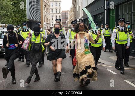 London, Großbritannien. 30. August 2021. Umweltaktivisten von Extinction Rebellion nehmen an einem „Impossible Tea Party“-marsch durch die City of London Teil. Extinction Rebellion lenkte die Aufmerksamkeit auf Finanzinstitute, die Projekte für fossile Brennstoffe finanzieren, und forderte die britische Regierung auf, alle neuen Investitionen in fossile Brennstoffe mit sofortiger Wirkung am achten Tag ihrer Impossible Rebellion-Proteste in London einzustellen. Kredit: Mark Kerrison/Alamy Live Nachrichten Stockfoto