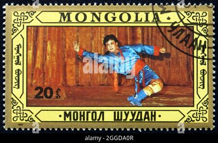 MONGOLEI - UM 1987: Eine in der Mongolei gedruckte Briefmarke zeigt Volkstanz, um 1987 Stockfoto