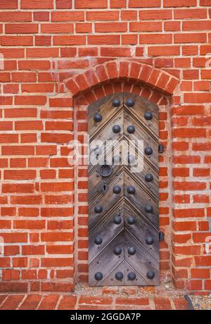 Alte Tür an einer Holztür im Schloss Stockfoto