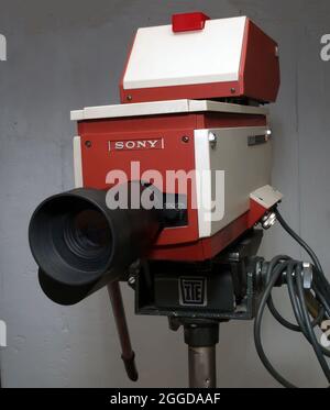 SPRINGFIELD, VEREINIGTE STAATEN - 30. Aug 2021: Vintage 70s Television Studio Camera Sony Trinicon Color Camera Stockfoto