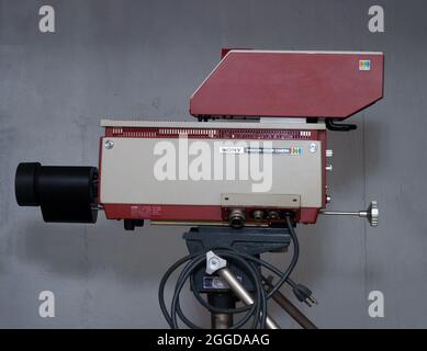 SPRINGFIELD, VEREINIGTE STAATEN - 30. Aug 2021: Vintage 70s Television Studio Camera Sony Trinicon Color Camera Stockfoto