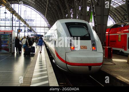 FRANKFURT, DEUTSCHLAND - 24. Aug 2021: An einem Streiktag versuchen die Fahrgäste, einen der wenigen Fernzüge zu erreichen. Eine ICE 4 der Deutschen Bahn in Frank Stockfoto