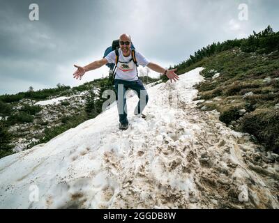 Fröhlicher Wanderer auf dem Gipfel des Berges Stockfoto