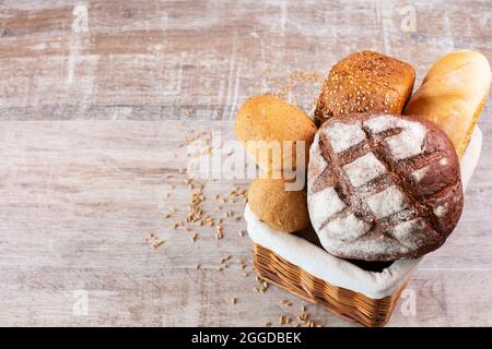 Verschiedene Arten von frischem hausgemachtem Brot in einem Korb. Gesundes Bio-Brot Stockfoto