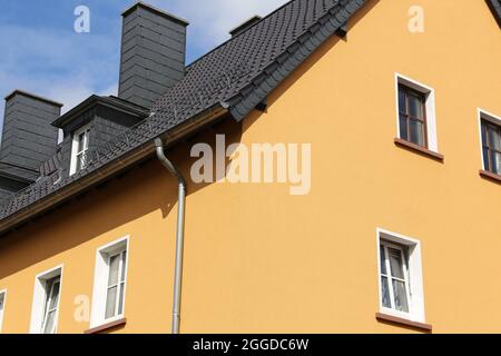 Renovierter, alter Bau mit neuer gelber Fassade Stockfoto