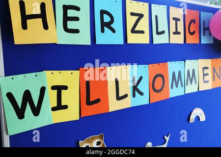 Symbolbild zum Beginn des neuen Schuljahres: Tafel in einer Schule mit der Aufschrift Herzlich Willkommen Stockfoto