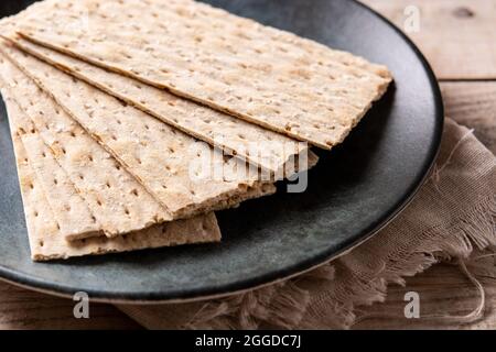 Traditionelles Matzah-Brot auf Holztisch Stockfoto