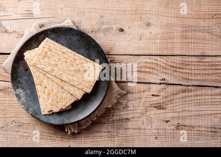 Traditionelles Matzah-Brot auf Holztisch Stockfoto