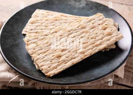 Traditionelles Matzah-Brot auf Holztisch Stockfoto