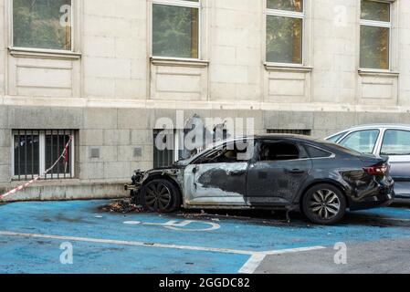 Ausgebrannte zerstörte beschädigte Auto auf Behindertenparkplatz Bucht auf dem Parkplatz Stockfoto