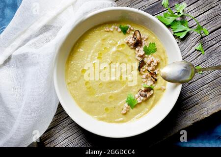 Artischocke pürierte Suppe mit Buchweizen und schwarzem Trüffel Stockfoto