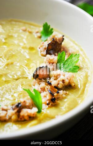 Artischocke pürierte Suppe mit Buchweizen und schwarzem Trüffel Stockfoto