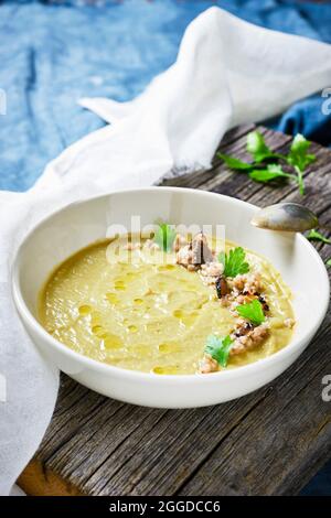 Artischocke pürierte Suppe mit Buchweizen und schwarzem Trüffel Stockfoto