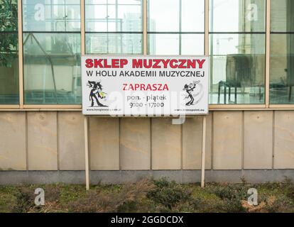 POZNAN, POLEN - 30. März 2018: Das Schild des Musikhauses in der Lobby der Musikakademie in Poznan, Polen Stockfoto