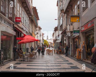 PORTO, PORTUGAL - 05. Jul 2021: Die Menschen, die die Rua do Pinheiro Straße entlang gehen in Porto, Portugal Stockfoto