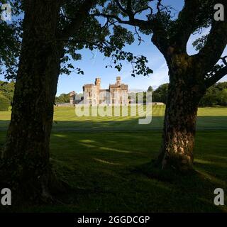 Lews Castle in Stornoway an einem schönen Sommertag. Stockfoto