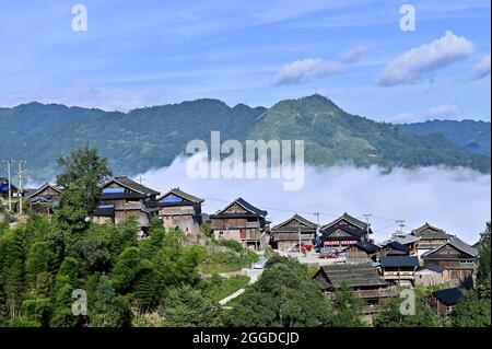 Guizhou, Guizhou, China. August 2021. Am 29. August 2021, die Berge und Nebel des Dorfes Dada, Stadt Bingmei, Bezirk Congjiang, Provinz Guizhou (Drohnenfoto). Am selben Tag erschien in den Städten Congjiang, Bingmei und Guping, Provinz Guizhou, Qiandongnan Miao und der autonomen Präfektur Dong eine wunderschöne Wolkenlandschaft. (Bild: © SIPA Asia via ZUMA Press Wire) Stockfoto