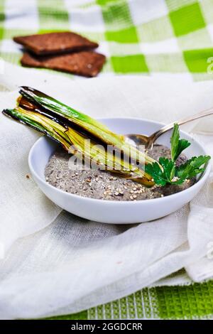 Schwarze Linsen paten' mit geröstetem Lauch Stockfoto