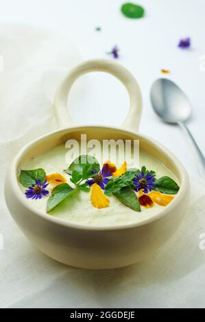 Buchweizen und Linsen mit Lauch und mandelpürter Suppe bedeckt. Stockfoto