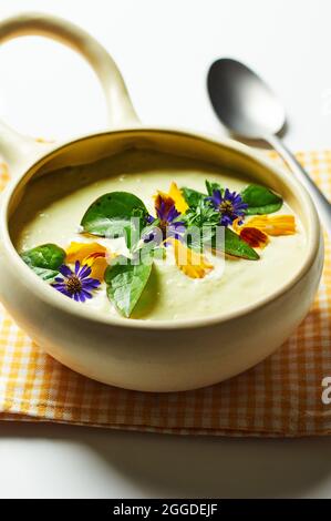 Buchweizen und Linsen mit Lauch und mandelpürter Suppe bedeckt. Stockfoto