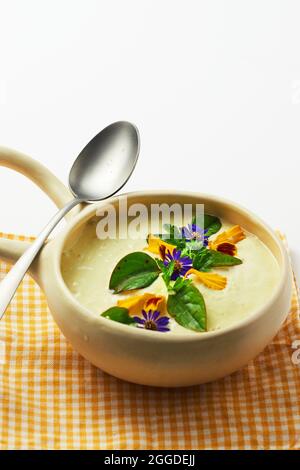 Buchweizen und Linsen mit Lauch und mandelpürter Suppe bedeckt. Stockfoto