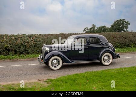 1950 50s 50er Jahre schwarzer Ford Pilot 4dr 3622cc Benzinlimousine auf dem Weg zur Capesthorne Hall Classic August Car Show, Ceshire, UK Stockfoto