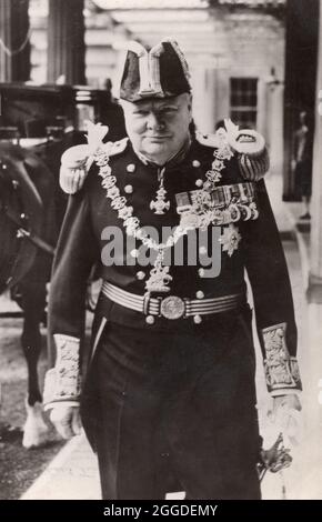 Churchill in Admiral's Uniform, 1946. Am 14. August 1946 verlieh König George VI. Winston Churchill (1874-1965) die uralte Ehre der Ernennung zum Lord Warden und Admiral der Cinque Ports im Innenhof des Buckingham Palace, London. Stockfoto