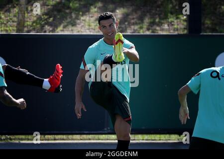 Oeiras, Portugal. August 2021. Portugals Stürmer Cristiano Ronaldo nimmt am 31. August 2021 an einer Trainingseinheit im Trainingslager Cidade do Futebol in Oeiras, Portugal, Teil, um sich auf das bevorstehende Qualifikationsspiel der FIFA Fußball-Weltmeisterschaft Katar 2022 gegen Irland vorzubereiten. (Bild: © Pedro Fiuza/ZUMA Press Wire) Stockfoto