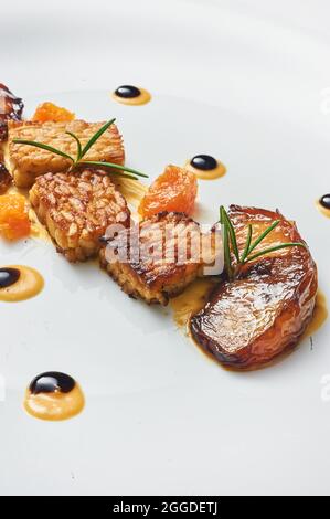 Gegrillte Temphe mit Pfirsich, mariniert in Weinrebe und Kürbiscreme Stockfoto