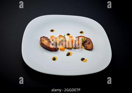 Gegrillte Temphe mit Pfirsich, mariniert in Weinrebe und Kürbiscreme Stockfoto