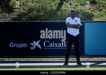 Oeiras, Portugal. August 2021. Portugals Cheftrainer Fernando Santos nimmt am 31. August 2021 an einer Trainingseinheit im Trainingslager Cidade do Futebol in Oeiras, Portugal, Teil, um sich auf das bevorstehende Qualifikationsspiel der FIFA Fußball-Weltmeisterschaft Katar 2022 gegen Irland vorzubereiten. (Bild: © Pedro Fiuza/ZUMA Press Wire) Stockfoto