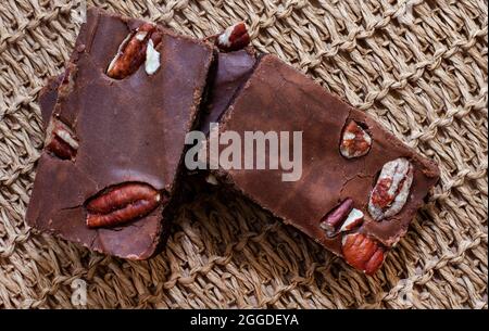 Einfache Pekannuss- und Fudge-Brownies Stockfoto