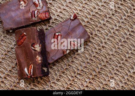 Einfache Pekannuss- und Fudge-Brownies Stockfoto