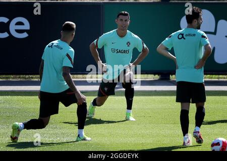 Oeiras, Portugal. August 2021. Portugals Stürmer Cristiano Ronaldo (C) nimmt am 31. August 2021 an einer Trainingseinheit mit seinen Teamkollegen im Trainingslager Cidade do Futebol in Oeiras, Portugal, Teil, um sich auf das bevorstehende Qualifikationsspiel der FIFA Fußball-Weltmeisterschaft Katar 2022 gegen Irland vorzubereiten. (Bild: © Pedro Fiuza/ZUMA Press Wire) Stockfoto