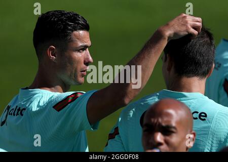 Oeiras, Portugal. August 2021. Portugals Stürmer Cristiano Ronaldo nimmt am 31. August 2021 an einer Trainingseinheit im Trainingslager Cidade do Futebol in Oeiras, Portugal, Teil, um sich auf das bevorstehende Qualifikationsspiel der FIFA Fußball-Weltmeisterschaft Katar 2022 gegen Irland vorzubereiten. (Bild: © Pedro Fiuza/ZUMA Press Wire) Stockfoto