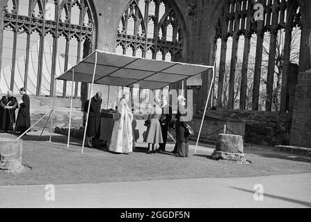 Ein Blick auf Ihre Majestät die Königin und den Herzog von Edinburgh mit dem Architekten Basil Spence und Provost Howard, die in den Ruinen der alten Kathedrale neben einem Architekturmodell stehen, am Tag der Grundsteinlegung für die neue Coventry Cathedral. Dieses Bild wurde als Teil des Breaking New Ground Project in Zusammenarbeit mit dem John Laing Charitable Trust in den Jahren 2019-20 katalogisiert. Stockfoto