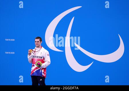 Die britische Reece Dunn feiert am 7. Tag der Paralympischen Spiele in Tokio 2020 in Japan mit der Goldmedaille im Medley-SM14-Finale der Männer im 200-m-Einzelfinale der Männer im Tokyo Aquatics Center. Bilddatum: Dienstag, 31. August 2021. Stockfoto