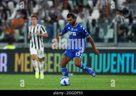 Turin, Italien. 29. August 2021. Sebastiano Luperto vom FC Empoli kontrolliert den Ball während des Serie-A-Spiels zwischen Juventus FC und Empoli FC. Stockfoto